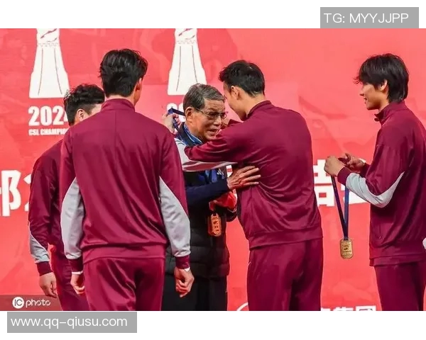 海港俱乐部与球迷代表共庆20岁生日徐根宝携手回归崇明基地温情时刻